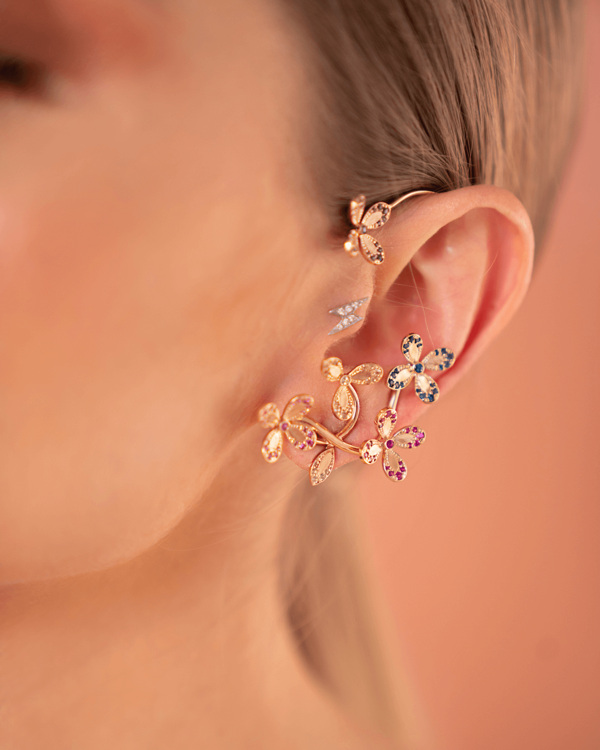 Brincos com pedras preciosas